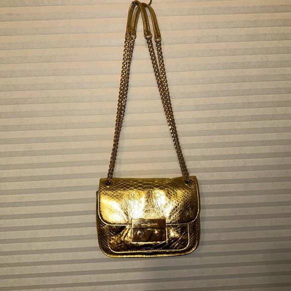 MICHAEL KORS GOLD METALLIC CROSSBODY. EUC RETAILED $358 - Picture 15 of 15